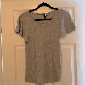 Divided by H&M Grey Tee With Ruffled Sleeves Size 2